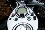 Moto custom Triumph America / Speedmaster : Compteur lectronique Koso sur la console du rservoir - America carbu 2005