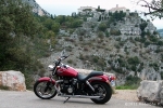 Moto custom Triumph America / Speedmaster : Speedmaster Red Cranberry sous le village de Gourdon (06)